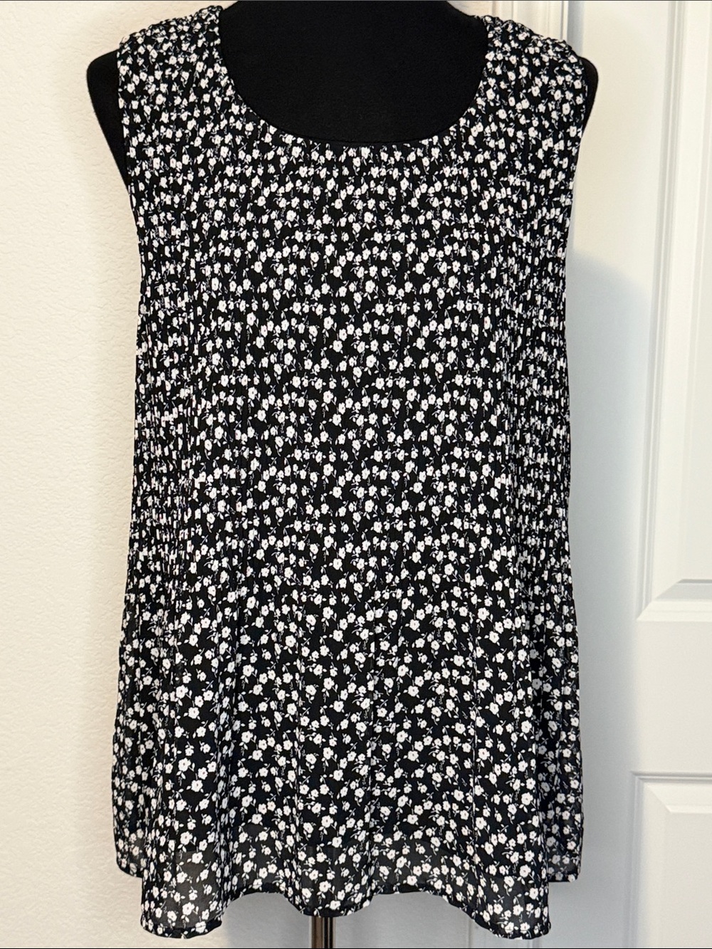 Pleione Black & White Floral Sleeveless Swing Tank